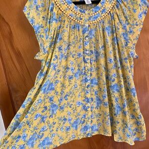 Skye’s the Limit Yellow and Blue Floral Women's Top. Size XLP